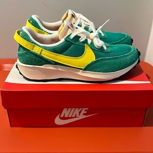 Nike womens Waffle Debut Vintage 7.5